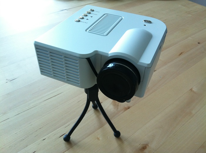 Original UNIC UC28+ 3rd Generation LED Projector with DIRECT VGA HDMI AND REMOTE CONTROL INCLUDED!